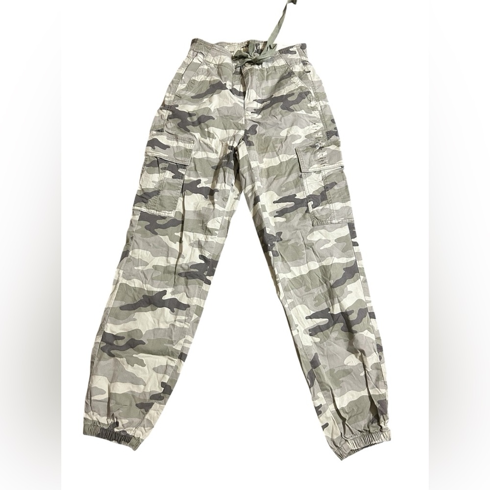 American Eagle Outfitters Women's Camo Cargo Joggers in Green & Gray